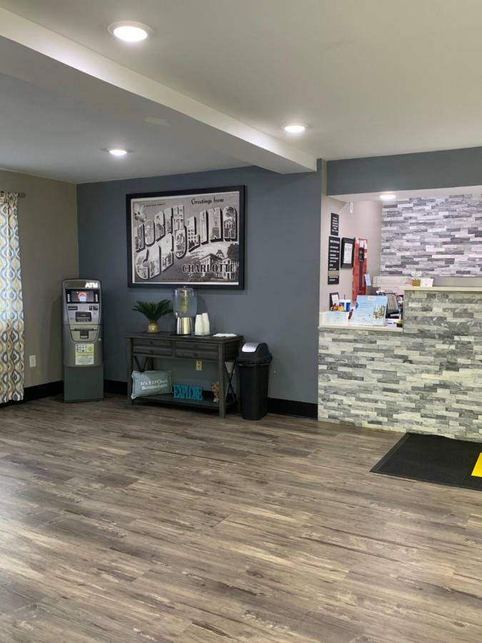 Super 8 By Wyndham Charlotte University Экстерьер фото
